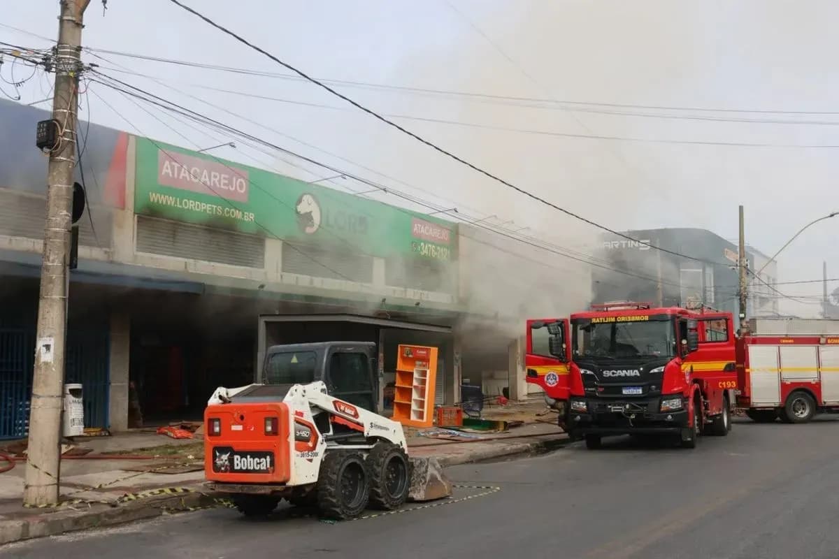 Incêndio mobiliza bombeiros em loja de móveis de Belo Horizonte